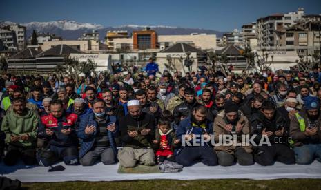  Orang-orang menghadiri shalat Jumat di tenda penampungan setelah gempa bumi dahsyat, di Hatay, Turki, Jumat (17/2/2023).  Hampir 44.000 orang tewas dan ribuan lainnya terluka setelah dua gempa bumi besar melanda Turki selatan dan Suriah utara pada 06 Februari. Pihak berwenang khawatir jumlah korban tewas akan terus meningkat karena tim penyelamat mencari korban selamat di seluruh wilayah. Irak akan Kirim 90 Ribu Ton Bahan Bakar ke Turki dan Suriah