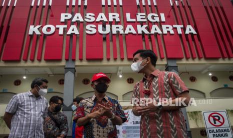 Wali Kota Solo Gibran Rakabuming Raka (kanan) berbincang dengan petugas saat meninjau kebocoran bangunan Pasar Legi di Solo, Jawa Tengah, Rabu (19/1/2022). Bangunan baru Pasar Legi yang rencananya akan diresmikan besok 20 Januari 2022 usai rampung proses revitalisasi mengalami kebocoran disejumlah titik karena hujan deras. 