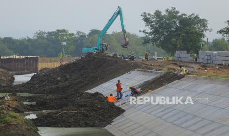 Pekerja menyelesaikan pembangunan jaringan irigasi Rentang di Jatitujuh, Majalengka, Jawa Barat, Jumat (5/11/2021). PT Hutama Karya (Persero) memulai tahun ini dengan menggarap dua proyek infrastruktur air berupa proyek irigasi. Dua proyek ini berada di wilayah Indramayu dan Bogor untuk mendukung ketahanan pangan nasional.