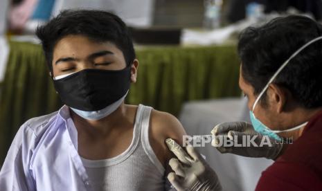 Sekitar 1.300 pelajar Sekolah Menengah Pertama (SMP) dan Sekolah Menengah Atas (SMA) mengikuti vaksinasi massal COVID-19 yang digelar di SMP Negeri 1 Kota Surabaya, Jawa Timur, Rabu (14/7).