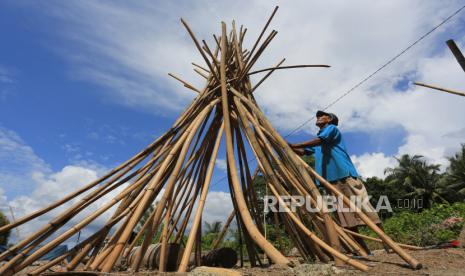 Pekerja menjemur rotan mentah di tempat penampungan Desa Lasikin, Teupah Tengah, Simeulue, Aceh. Rotan mentah dari hutan tropis Simeulue tersebut dipasarkan ke Medan dan Cirebon dengan harga Rp10.000 per kilogram. 