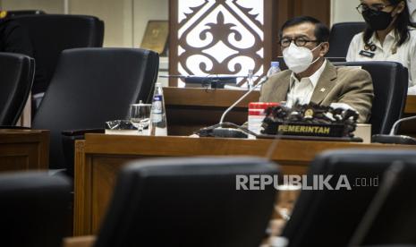 Menkumham Yasonna Laoly menghadiri rapat kerja dengan Badan Legislasi (Baleg) DPR dan DPD di Kompleks Parlemen, Senayan, Jakarta, Rabu (15/9/2021). Rapat tersebut membahas evaluasi Prolegnas RUU Prioritas Tahun 2021. 