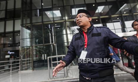 Bupati Sidoarjo Ahmad Muhdlor Ali berjalan saat jeda pemeriksaan di gedung KPK, Jakarta, Jumat (16/2/2024). Ahmad Muhdlor Ali atau Gus Muhdlor memenuhi panggilan KPK untuk diperiksa sebagai saksi terkait kasus dugaan korupsi pemotongan dana insentif untuk Aparatur Sipil Negara di lingkungan Badan Pelayanan Pajak Daerah (BPPD) Sidoarjo.