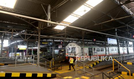 KRL Jogja-Solo menunggu pemberangkatan di Stasiun Yogyakarta, Kamis (6/5). Pada hari pertama larangan mudik suasana Stasiun Yogyakarta sepi. Meski ada keberangkatan kereta api jarak jauh, bukan peruntukan mudik. Larangan mudik ini berlaku mulai hingga 17 Mei mendatang.