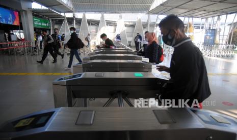 Penumpang KRL Commuterline menggunakan masker ganda dan berjalan di gerbang tiket elektronik Stasiun Bogor, Jawa Barat, Senin (5/7/2021). PT KAI Commuter menyebutkan selama masa PPKM Darurat, penumpang KRL Commuterline diwajibkan menggunakan masker ganda atau masker N95 saat memasuki kawasan stasiun sebagai upaya melindungi sesama pengguna KRL dan petugas KAI. 