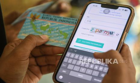 Warga mengecek nomor induk kependudukan (NIK) melalui laman datawarga-dukcapil.jakarta.go.id dengan ponselnya di Jakarta, Senin (26/2/2024). Dinas Kependudukan dan Pencatatan Sipil Provinsi DKI Jakarta akan menonaktifkan 94 ribu NIK warga yang tidak lagi berdomisili di Jakarta, secara bertahap setelah Pemilu 2024. 