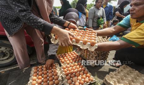 Warga bertransaksi jual beli kebutuhan pokok pada gelaran pasar murah (ilustrasi)