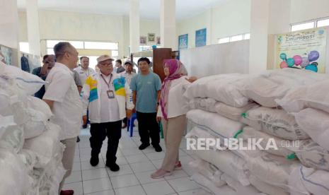 Kepala Dinas Perindustrian dan Perdagangan Provinsi Jawa Barat Noneng Komara meninjau pelaksanaan Optimalisasi Pusat Distribusi untuk Pengendalian Inflasi di Kelurahan Gununggede, Kecamatan Kawalu, Kota Tasikmalaya, Rabu (13/12/2023). 