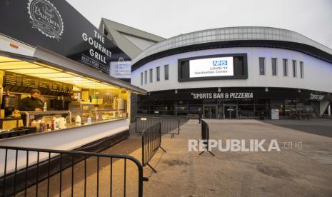  Pemandangan umum stadion Ashton Gate di Bristol, Inggris, 11 Januari 2021, di mana pusat vaksinasi COVID-19 telah didirikan. Pemerintah Inggris telah mengumumkan bahwa pusat vaksinasi massal akan mulai beroperasi mulai 11 Januari di London, Newcastle, Manchester, Birmingham, Bristol, Surrey dan Stevenage.