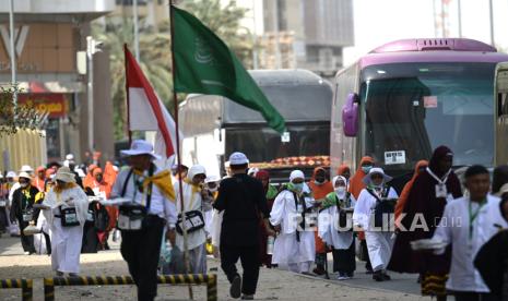 Jamaah calon haji Indonesia berjalan menuju hotelnya di Makkah, Arab Saudi, Sabtu (8/6/2024). Sistem informasi komputerisasi haji terpadu (SISKOHAT) Kementerian Agama mencatat per Sabtu 8 Juni 2024 pada pukul 17.00 waktu Arab Saudi sebanyak 202.073 orang jamaah Indonesia telah tiba di Arab Saudi. 