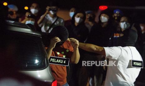 Sejumlah anggota tim penyidik Bareskrim Polri memperagakan adegan saat rekonstruksi kasus penembakan enam anggota laskar Front Pembela Islam (FPI) di Karawang, Jawa Barat, Senin (14/12/2020) dini hari. Kasus ini telah menetapkan tiga tersangka dari pihak kepolisian, namun satu di antara telah meninggal dunia. (ilustrasi)