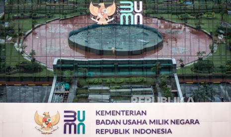 Logo baru Kementerian Badan Usaha Milik Negara (BUMN) terpasang di Gedung Kementerian BUMN, Jakarta, Kamis (2/7/2020). Kementerian BUMN meluncurkan logo baru pada Rabu (1/7) yang menjadi simbolisasi dari visi dan misi kementerian maupun seluruh BUMN dalam menatap era kekinian yang penuh tantangan sekaligus kesempatan. 