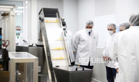  Foto yang dipasok Kantor Perdana Menteri menunjukkan Perdana Menteri Spanyol Pedro Sanchez (kiri) mengunjungi lab perusahaan farmasi Rovi di San Sebastian de los Reyes, Madrid, Spanyol, 26 November 2020. Spanyol menargetkan sekitar 15 juta hingga 20 juta warganya divaksinasi pada pertengahan 2021.