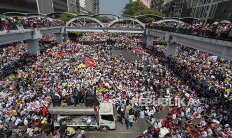 Demonstran berkumpul di persimpangan dekat Pagoda Sule untuk memprotes kudeta militer di Yangon, Myanmar, Rabu, 17 Februari 2021. Pakar PBB tentang hak asasi manusia di Myanmar memperingatkan prospek kekerasan besar ketika demonstran berkumpul lagi Rabu untuk memprotes perebutan kekuasaan oleh militer.