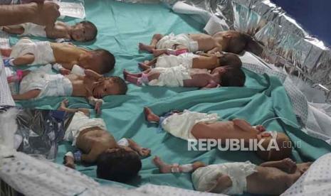 Foto yang dirilis Dr Marawan Abu Saada ini memperlihatkan bayi Palestina yang lahir prematur di Rumah Sakit Shifa Kota Gaza pada Minggu, 12 November 2023.