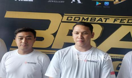 Ketua INAMMAF, Dimaz Raditya Nazar Soesatyo (kanan) saat menghadiri acara Combat Federation Brave 76 di Balai Sarbini, Jakarta Selatan, Sabtu (25/11/2023). 