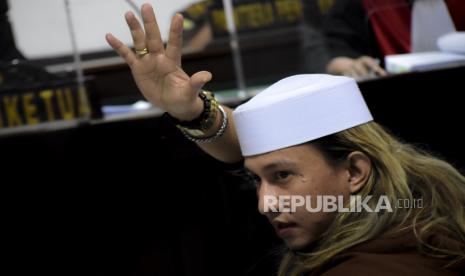 Terdakwa kasus dugaan penyebaran berita bohong Bahar bin Smith menjalani sidang pembacaan tuntutan di Pengadilan Negeri Bandung Kelas IA Khusus, Jalan LLRE Martadinata, Kota Bandung, Kamis (28/7/2022). Dalam sidang tersebut Jaksa Penuntut Umum (JPU) menuntut terdakwa Bahar bin Smith dengan hukuman lima tahun penjara dikurangi masa tahanan. Foto: Republika/Abdan Syakura