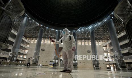 Petugas Palang Merah Indonesia (PMI) menyemprotkan cairan disinfektan di area tempat ibadah Masjid Istiqlal, Jakarta, Jumat (16/4). Penyemprotan tersebut dilakukan secara berkala di area masjid istiqlal saat bulan suci Ramadhan hingga Hari Raya Idul Fitri guna mengantisipasi penyebaran covid-19. Republika/Thoudy Badai