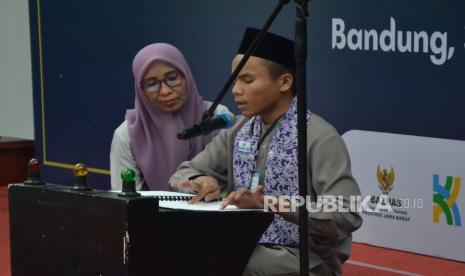 Peserta disabilitas netra tampil pada lomba MMQ Alquran Braille pada Kontes Juara Anak Sholeh (KOAS) 2024 di Aula Timur, Gedung Sate, Kota Bandung, Jawa Barat, Rabu (3/4/2024). Dalam acara tersebut digelar sejumlah lomba seperti tahfidz juz 30, lomba adzan, lomba pidato/dai cilik, dan lomba MMQ Alquran Braille. KOAS diikuti oleh peserta berbakat dari berbagai penjuru Jabar.