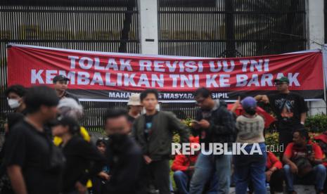 Pengunjuk rasa melalui aksi tolak Revisi Undang-Undang TNI di depan kompleks Parlemen, Jakarta, Kamis (20/3/2025). Aksi ini menuntut kepada DPR untuk mencabut UU tentang Perubahan atas Undang-Undang Nomor 34 Tahun 2004 tentang Tentara Nasional Indonesia yang baru saja disahkan di sidang paripurna. Mereka menolak UU TNI tersebut yang dinilai berpeluang kembalinya Dwifungsi TNI seperti di era Orde Baru.