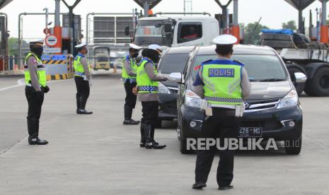 Petugas Polresta Cirebon memeriksa kendaraan yang melintas di pintu Tol Cipali Palimanan, Cirebon, Jawa Barat, Rabu (13/5/2020). Penyekatan akses transportasi di tol Cikopo - Palimanan tersebut sebagai tindak lanjut himbauan untuk tidak mudik dan Pembatasan Sosial Berskala Besar (PSBB) guna memutus mata rantai penyebaran COVID-19