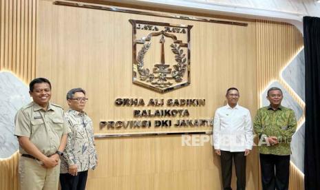 Penjabat (Pj) Gubernur DKI Jakarta Heru Budi Hartono bersama Ketua DPRD DKI Prasetyo Edi Marsudi meresmikan Grha Ali Sadikin, di Lobby Utama Balai Kota DKI, Jakarta Pusat pada Senin (11/12/2023). 