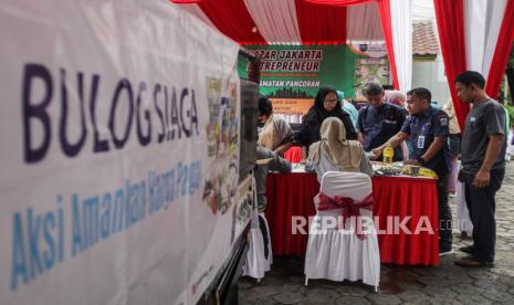 Warga saat membeli bahan kebutuhan pokok saat bazar pasar murah di Kantor Kecamatan Pancoran, Jakarta, Senin (26/2/2024). Bazar pasar murah yang menjual kebutuhan pokok seperti beras SPHP Rp 53.000, beras permium Rp 69.500, tepung terigu Rp 12.000 dan minyak goreng kita Rp 17.000 itu untuk membantu masyarakat mendapatkan barang kebutuhan pokok dengan harga terjangkau terutama beras yang mengalami kenaikan harga.