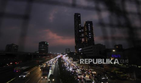 Sejumlah kendaraan terjebak kemacetan di kawasan Pancoran, Jakarta, Senin (21/8/2023). Penerapan kebijakan Work From Home bagi Aparatur Sipil Negara dinilai belum berpengaruh karena masih terjadinya kemacetan di ruas jalan protokol Ibu Kota dan polusi udara yang masih dalam kategori tidak sehat berdasarkan situa IQAir.