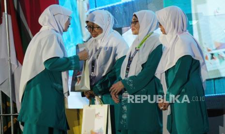 Ketua Umum Persatuan Islam Istri (Persistri) Lia Yuliani memberikan kadeudeuh atau bentuk perhatian untuk anggota Persistri yang telah mengabdi selama 25 tahun lebih dalam Pembukaan Internal Muktamar XIII Persistri (Persatuan Islam Istri) di Hotel Horison, Kota Bandung, Sabtu (24/9). Selain agenda Sidang Pleno, dalam acara tersebut juga dilakukan Grand Launching Persistri Online yaitu persistri.or.id.