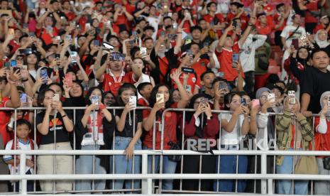 Suporter wanita dan anak-anak memberi dukungan untuk Timnas Indonesia saat laga melawan Irak pada Kualifikasi Piala Dunia 2026 di Stadion Utama GBK, Jakarta, Kamis (6/6/2024).