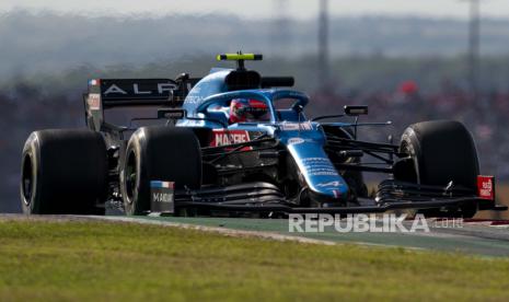 Pembalap Formula 1 Prancis Esteban Ocon dari Tim F1 Alpine beraksi selama sesi latihan bebas.