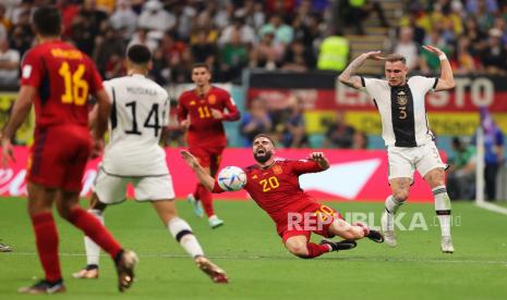  Dani Carvajal (dua kana) dari Spanyol beraksi melawan David Raum (R) dari Jerman selama pertandingan sepak bola grup E Piala Dunia 2022 antara Spanyol dan Jerman di Stadion Al Bayt di Al Khor, Qatar, 27 November 2022.