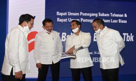 (Dari kiri ke kanan) Komisaris Independen PT Bakrie & Brothers Tbk (BNBR) Firmanzah, Komisaris Bobby Gafur S. Umar, Direktur Utama Anindya N. Bakrie, dan Wakil Direktur Utama A. Ardiansyah Bakrie berbincang di sela Rapat Umum Pemegang Saham (RUPS) Tahunan dan Luar Biasa PT Bakrie & Brothers Tbk, di Jakarta, Rabu (24/6/2020). Dalam Rapat Umum Pemegang Saham (RUPS) Tahunan dan Luar Biasa tersebut menyetujui pengunduran diri Bobby Gafur S. Umar dari jabatan Komisaris Perseroan, dan BNBR di akhir tahun 2019 mencatat keuntungan bersih sebesar Rp863,27 miliar. 