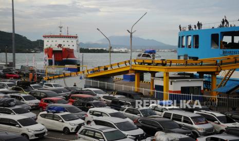 Kendaraan mengantre menunggu proses bongkar muat kapal sebelum memasuki Kapal Adinda Wisnu Karsa tujuan Merak-Bakauheni di Pelabuhan Merak, Banten (ilustrasi). PT ASDP Indonesia Ferry (Persero) mengantisipasi lonjakan penumpang jelang periode angkutan Natal 2022 dan Tahun Baru 2023 melalui perluasan akses parkir hingga penambahan unit kapal di sejumlah lintasan.