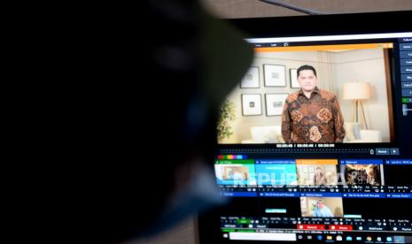 Menteri BUMN Erick Thohir memberikan keynote speech pada acara webinar Outlook Ekonomi Syariah 2021 di Jakarta, Rabu (2/12). Acara yang merupakan rangkaian dari Road To Anugerah Syariah Republika 2020 ini mengangkat tema 