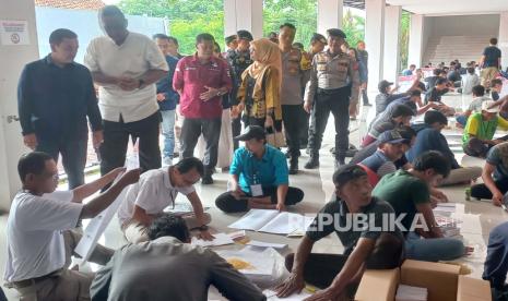 KPU Kabupaten Majalengka melakukan pelipatan dan sortir surat suara Pemilu 2024