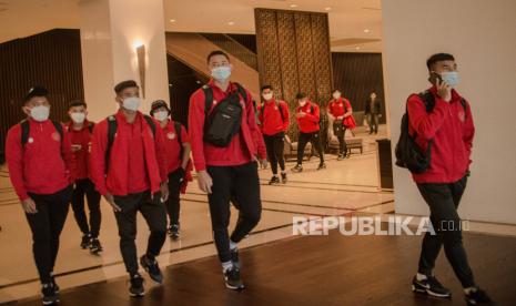 Sejumlah pemain timnas U-19 Indonesia berjalan usai pelepasan di Jakarta, Sabtu (26/12). Timnas U-19 Indonesia kembali melanjutkan training camp (TC) ke Spanyol meski perhelatan Piala Dunia U-20 2021 yang diselenggarakan di Indonesia dibatalakan oleh FIFA akibat pandemi Covid-19 secara global tidak terkendali. 