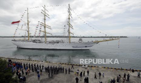 Prajurit TNI AL dan keluarga Taruna Akademi Angkatan Laut (AAL) Tingkat III Angkatan ke-69 melepas KRI Bima Suci-945 saat melanjutkan pelayaran di Pelabuhan Benoa, Denpasar, Bali, Ahad (16/10/2022). Ilustrasi.