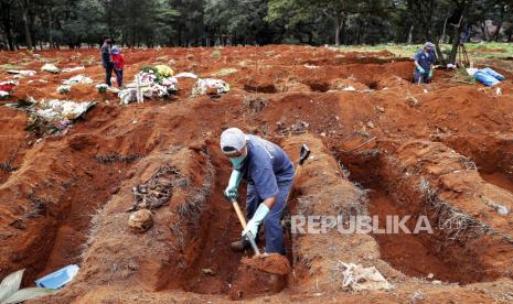 Petugas pemakaman Vila Formosa saat menggali kuburan lama untuk membuka ruang baru bagi mereka yang telah meninggal karena virus Corona di Sao Paulo, Brasil, Senin (15/6). Brasil merupakan negara kedua di dunia setelah Amerika Serikat yang memiliki tingkat kematian dan kasus akibat virus Corona dan beberapa spesialis menganggap bahwa Negara itu sudah menjadi pusat pandemi baru