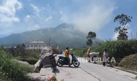 Aktivitas vulkanik gunung Merapi yang masih meningkat tak menghalangi warga di Dukuh/ Dusun Stabelan, Desa Tlogolele, Kecamatan Selo, Kabupaten Boyolali, Jawa Tengah. BPBD Boyolali mengimbau masyarakat untuk menggunakan masker dampak abu Merapi.