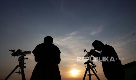 Tim Astronomi dan Ilmu Falak melakukan   pemantauan hilal (rukyatul hilal) dengan teleskop.