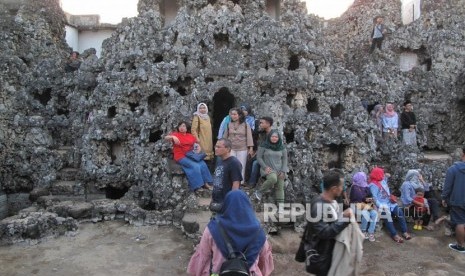 Sejumlah pengujung nampak menikmati indahnya objek wisata Goa Sunyaragi di Cirebon, Jawa Barat, Ahad (17/6).