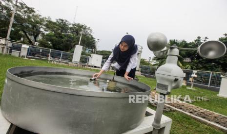 Petugas Badan Meteorologi, Klimatologi dan Geofisika (BMKG) mengukur suhu udara menggunakan alat panci penguapan di Kantor BMKG, Jakarta, Senin (6/5/2024). BMKG menyatakan fenomena cuaca panas yang terjadi di Indonesia bukanlah gelombang panas atau heatwave melainkan diakibatkan proses peralihan musim hujan ke musim kemarau atau pancaroba. Tercatat selama sepekan terakhir suhu udara maksimum tertinggi di Indonesia terjadi di Palu hingga mencapai 378 derajat celcius pada 23 April lalu.