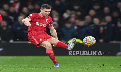 Gelandang Liverpool James Milner saat melakukan tendangan penalti. 