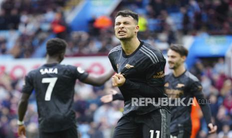 Pemain Arsenal Gabriel Martinelli melakukan selebrasi setelah mencetak gol keempat timnya pada pertandingan sepak bola Liga Premier Inggris antara Aston Villa dan Arsenal di Villa Park di Birmingham, Inggris, Sabtu (18/2/2023). 