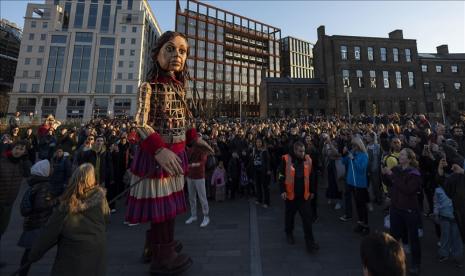 Little Amal, boneka yang mewakili seorang anak perempuan pengungsi Suriah, mengunjungi London pada Ahad (2/4/2023) dalam sebuah acara yang dihadiri oleh ratusan orang.