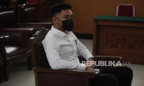 Terdakwa kasus penganiayaan terhadap David Ozora, Mario Dandy Satriyo bersiap menjalani sidang vonis di Pengadilan Negeri Jakarta Selatan, Jakarta, Kamis (7/9/2023). Majelis hakim memvonis Mario dengan pidana penjara 12 tahun serta kewajiban membayar restitusi terhadap David sebesar Rp 25,1 miliar.