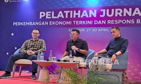 Asisten Gubernur Departemen Komunikasi BI Erwin Haryono (tengah), Direktur Departemen Kebijakan Ekonomi dan Moneter BI Juli Budi Winantya (kanan), dan Kepala Ekonom BCA David Samual (kiri) dalam diskusi pelatihan wartawan BI di Samosir, Sumatra Utara, Ahad (28/4/2024). Rahayu Subekti