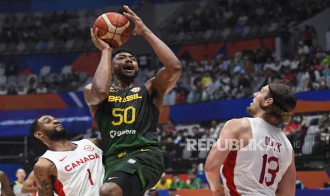 Pebasket timnas Brasil Bruno Caboclo (kiri) menembakkan bola.