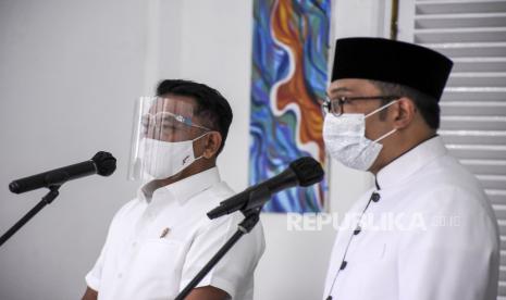 Kepala Staf Kepresidenan Jenderal (Purn) Moeldoko didampingi Gubernur Jawa Barat Ridwan Kamil di Gedung Pakuan, Jalan Cicendo, Kota Bandung, Jumat (4/12). 